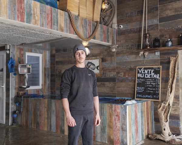 Photo ostreiculteur mars 2021 leucate huitre homme